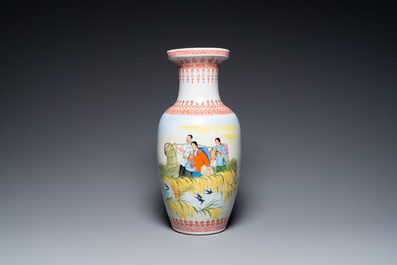 Trois vases en porcelaine de Chine &agrave; d&eacute;cor de la R&eacute;volution Culturelle, sign&eacute;s Wu Kang 吳康 et dat&eacute;s 1974