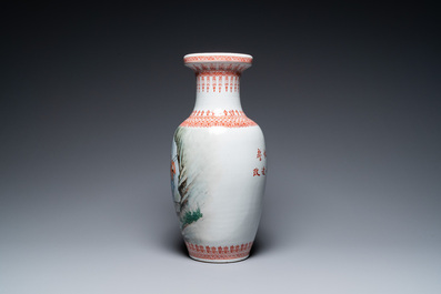 Trois vases en porcelaine de Chine &agrave; d&eacute;cor de la R&eacute;volution Culturelle, sign&eacute;s Zhang Wenchao 章文超 et dat&eacute;s 1969 et 1974