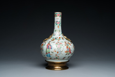 Een Chinese flesvormige Canton famille rose vaas met vergulde monturen, 19e eeuw