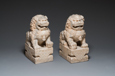 Een paar grote Chinese boeddhistische leeuwen in wit marmer, 19e eeuw