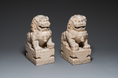 Paire de grands lions bouddhistes en marbre blanc, Chine, 19&egrave;me