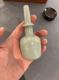 Vase miniature de type 'kundika' en porcelaine de Chine en c&eacute;ladon monochrome, Song/Yuan