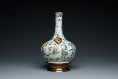 Vase de forme bouteille en porcelaine de Chine famille rose de Canton aux montures dor&eacute;es, 19&egrave;me