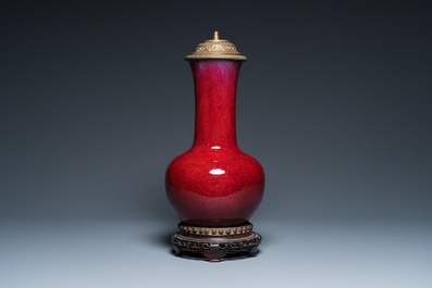 Vase de forme bouteille en porcelaine de Chine &agrave; &eacute;mail flamb&eacute; mont&eacute; en lampe, 19&egrave;me