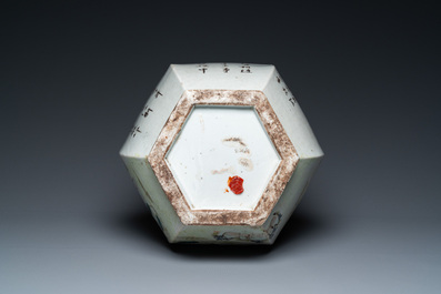 Vase de forme 'hu' hexagonale en porcelaine de Chine qianjiang cai, sign&eacute; Yi Long 義隆 et dat&eacute; 1900