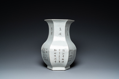 Vase de forme 'hu' hexagonale en porcelaine de Chine qianjiang cai, sign&eacute; Yi Long 義隆 et dat&eacute; 1900