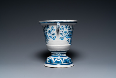 A Dutch Delft blue and white jardini&egrave;re with flowervases, 18th C.