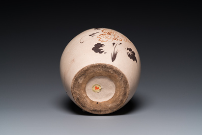 Jarre en gr&egrave;s porcelaineux de type Cizhou &agrave; d&eacute;cor floral en noir et rouge, Chine, Ming