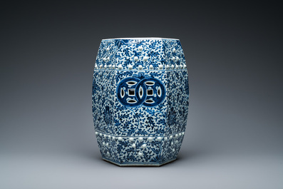 Tabouret de forme hexagonale en porcelaine de Chine en bleu et blanc &agrave; d&eacute;cor floral, 19&egrave;me