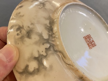 Assiette en porcelaine de Chine &agrave; d&eacute;cor d'un po&egrave;me et le nom de Tang Ying, marque de Qianlong, 19&egrave;me