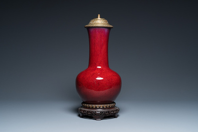 Vase de forme bouteille en porcelaine de Chine &agrave; &eacute;mail flamb&eacute; mont&eacute; en lampe, 19&egrave;me