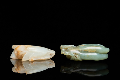 A Chinese white jade snuff bottle and a green jade 'Buddha hand' pendant, Qing