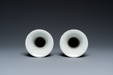 Een paar Chinese celadon-geglazuurde 'gu' vazen, 18e eeuw