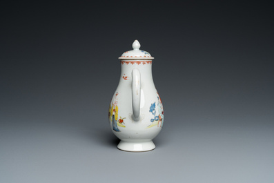 Verseuse couverte en porcelaine de Chine famille rose &agrave; sujet mandarin, Qianlong