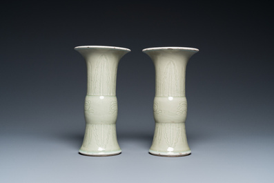 Paire de vases de forme 'gu' en porcelaine de Chine en c&eacute;ladon monochrome, 18&egrave;me