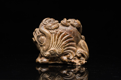 Groupe en pierre &agrave; savon figurant des dragons, Chine, 19&egrave;me