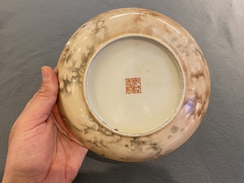 Assiette en porcelaine de Chine &agrave; d&eacute;cor d'un po&egrave;me et le nom de Tang Ying, marque de Qianlong, 19&egrave;me