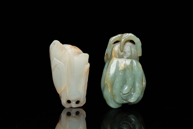 Une tabati&egrave;re en jade blanc et un pendentif en forme de 'main de Bouddha' en jade vert, Chine, Qing