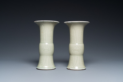 Paire de vases de forme 'gu' en porcelaine de Chine en c&eacute;ladon monochrome, 18&egrave;me