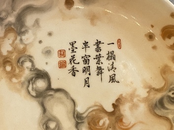 Een Chinees porseleinen bord met een gedicht en het merk van Tang Ying op faux-marbre decor, Qianlong merk, 19e eeuw