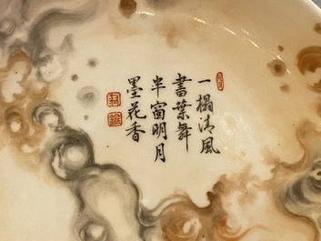 Assiette en porcelaine de Chine &agrave; d&eacute;cor d'un po&egrave;me et le nom de Tang Ying, marque de Qianlong, 19&egrave;me