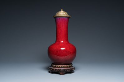 Vase de forme bouteille en porcelaine de Chine &agrave; &eacute;mail flamb&eacute; mont&eacute; en lampe, 19&egrave;me