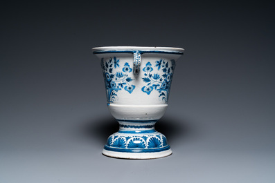 Jardini&egrave;re en fa&iuml;ence de Delft en bleu et blanc &agrave; d&eacute;cor de vases floraux, 18&egrave;me