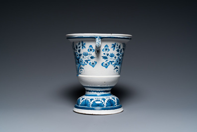 A Dutch Delft blue and white jardini&egrave;re with flowervases, 18th C.