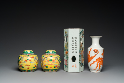 Een paar Chinese dekselvazen met draken, een vaas met goudvissen en een qianjiang cai hoedensteun, 19/20e eeuw
