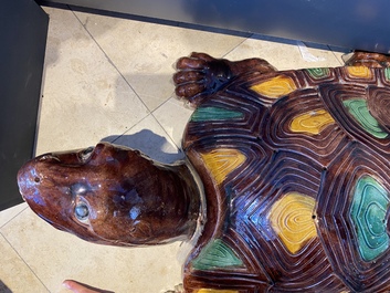 Une grande tortue en porcelaine de Chine &agrave; &eacute;mail sancai, 20&egrave;me