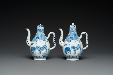 Paire de verseuses couvertes en porcelaine de Chine en bleu et blanc &agrave; d&eacute;cor des 'douzes animaux du zodiac chinois', peut-&ecirc;tre pour le Vietnam, 19&egrave;me