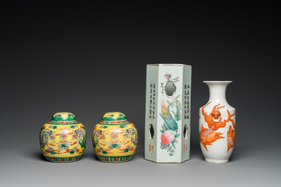 Une paire de pots couverts aux dragons, un vase aux poissons rouges et un porte-chapeau en qianjiang cai, Chine, 19/20&egrave;me