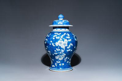 Vase couvert en porcelaine de Chine en bleu et blanc &agrave; d&eacute;cor de prunus sur glace pil&eacute;e, Kangxi