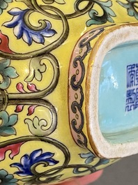 Een Chinese famille rose 'bianhu' vaas met gele fondkleur, Qianlong merk, Republiek