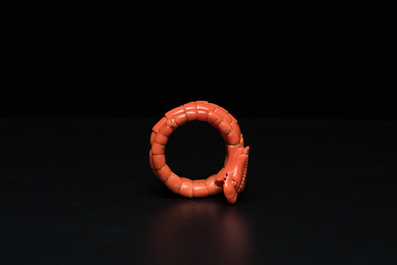 Bracelet au t&ecirc;te de dragon ou serpent en corail, Chine, 19&egrave;me