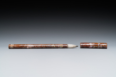 Een Chinees kalligrafie penseel in bruin lakwerk met parelmoer ingelegd, Ming