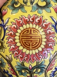 Een Chinese famille rose 'bianhu' vaas met gele fondkleur, Qianlong merk, Republiek
