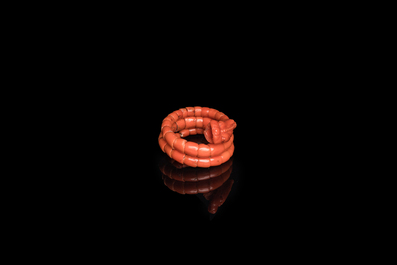 Bracelet au t&ecirc;te de dragon ou serpent en corail, Chine, 19&egrave;me