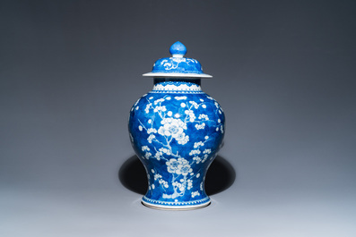 Vase couvert en porcelaine de Chine en bleu et blanc &agrave; d&eacute;cor de prunus sur glace pil&eacute;e, Kangxi