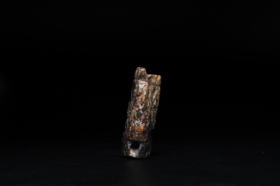 Pendentif figuratif en jade noir et gris, Chine, Dynastie Han