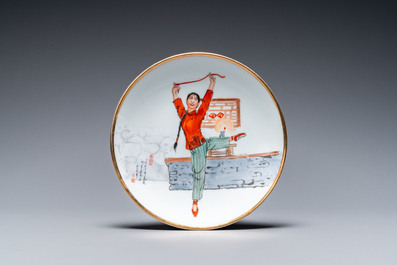 Cinq plats en porcelaine de Chine &agrave; d&eacute;cor de la R&eacute;volution Culturelle, sign&eacute;s Wu Kang 吳康, Zhang Wenchao 章文超 et Zhao Huimin 趙惠民, dat&eacute;s '72 et '75