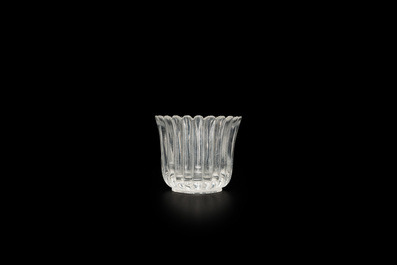 Bol en forme de chrysanth&egrave;me en verre transparant de P&eacute;kin, Chine, probablement Yongzheng