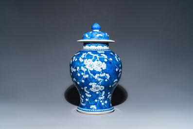 Vase couvert en porcelaine de Chine en bleu et blanc &agrave; d&eacute;cor de prunus sur glace pil&eacute;e, Kangxi