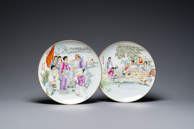 Quatre plats en porcelaine de Chine &agrave; d&eacute;cor de la R&eacute;volution Culturelle, sign&eacute;s Wu Kang 吳康, Zhang Jian 章鑑 et Zhang Wenchao 章文超, dat&eacute;s 1970 et 1973