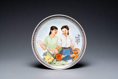 Trois plats en porcelaine de Chine &agrave; d&eacute;cor de la R&eacute;volution Culturelle, deux sign&eacute;s Zhang Jian 章鑒 et Wu Kang 吳康 et dat&eacute;s 1963 et 1968