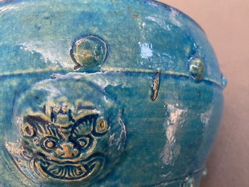 Een Chinese turquoise-geglazuurde wierookbrander of offerandekom, late Ming