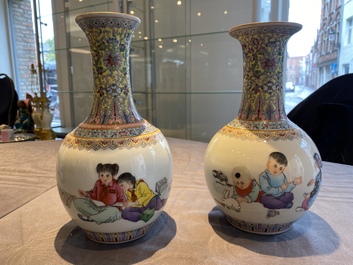 Quatre vases en porcelaine de Chine &agrave; d&eacute;cor de la R&eacute;volution Culturelle figurant des fermiers et des enfants, marque Zhong Guo Jing De Zhen Zhi 中國景德鎮製