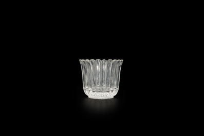 Bol en forme de chrysanth&egrave;me en verre transparant de P&eacute;kin, Chine, probablement Yongzheng