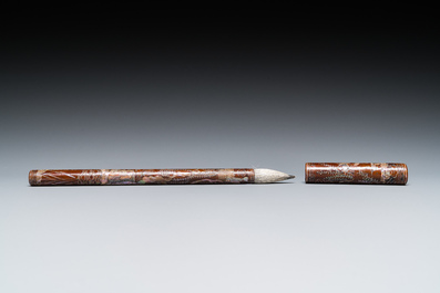 Een Chinees kalligrafie penseel in bruin lakwerk met parelmoer ingelegd, Ming