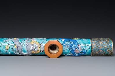 Rare pipe &agrave; opium en porcelaine de Chine moul&eacute;e dans le style de Wang Bing Rong dans sa bo&icirc;te en bois, fin du 19&egrave;me